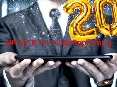 Ein Geschäftsmann im Anzug hält ein Tablet mit beiden Händen. Über dem Tablet sind vernetzte Datenpunkte und Linien als digitales Netzwerk dargestellt. In der Mitte steht in roter Schrift: „UPDATE Wirtschaftsprüfung.