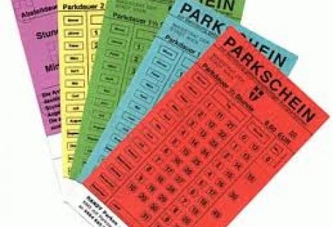 Mehrere unterschiedlich farbige Wiener Parkscheine, aufgefächert nebeneinander liegend.