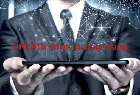 UPDATE WP | 7.10.2026 Ein Geschäftsmann im Anzug hält ein Tablet mit beiden Händen. Über dem Tablet sind vernetzte Datenpunkte und Linien als digitales Netzwerk dargestellt. In der Mitte steht in roter Schrift: „UPDATE Wirtschaftsprüfung“.